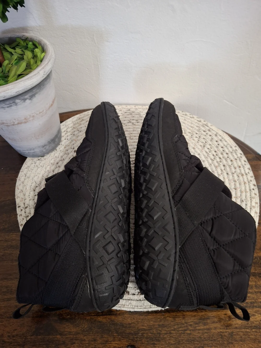 Men's Chaco Ramble Puff Quilted Ankle Shoes in Black with Red Accent Size 10.